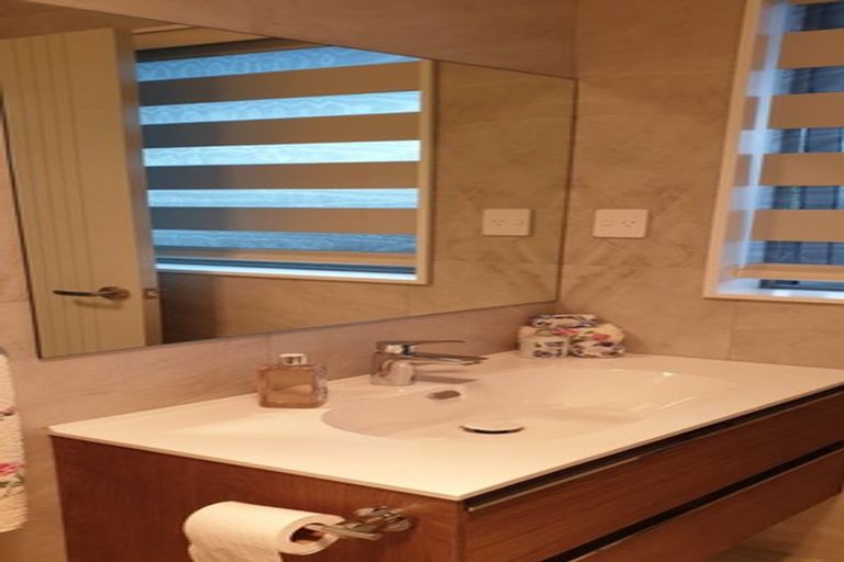 Photo of property in 4 Kauri Grove Drive, Kumeu, 0810