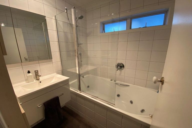 Photo of property in 7 Tiroroa Avenue, Te Atatu South, Auckland, 0610