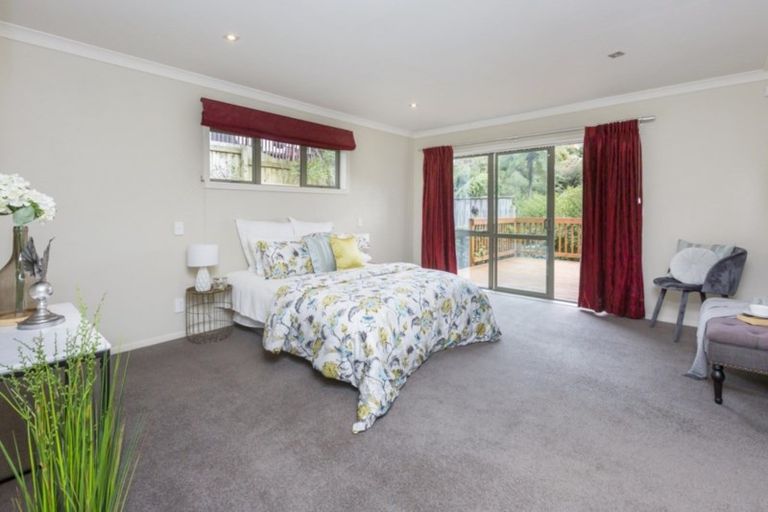 Photo of property in 5 Mcewen Crescent, Riverstone Terraces, Upper Hutt, 5018