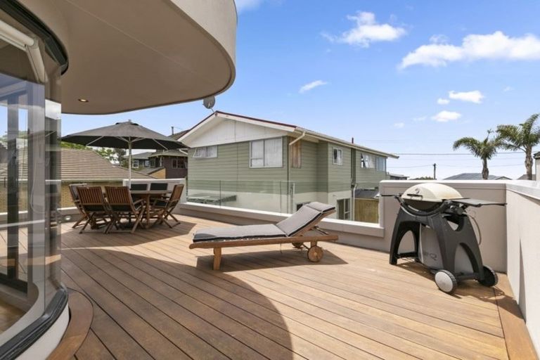 Photo of property in 1/52 Gulf View Road, Murrays Bay, Auckland, 0630