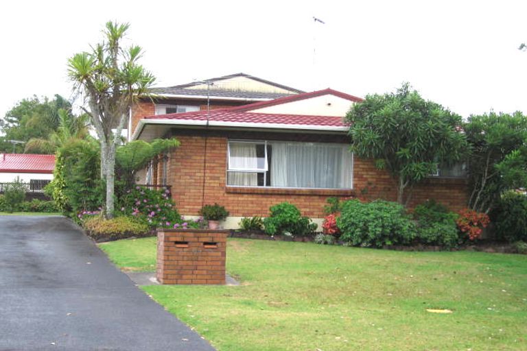 Photo of property in 2/147 Farquhar Road, Glendene, Auckland, 0602