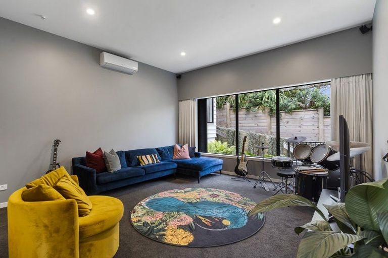 Photo of property in 32 Tindalls Bay Road, Tindalls Beach, Whangaparaoa, 0930