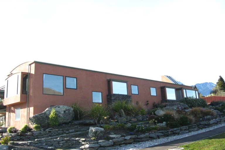 Photo of property in 14 Grove Lane, Kelvin Heights, Queenstown, 9300