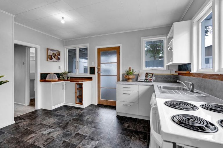 Photo of property in 106 Seaview Road, Westown, New Plymouth, 4310