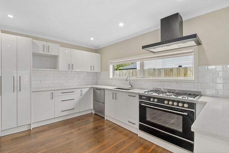 Photo of property in 6a Mansion Court, West Harbour, Auckland, 0618