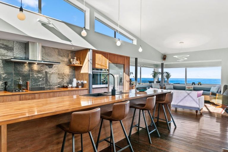 Photo of property in 10 Cave Road, Houghton Bay, Wellington, 6023