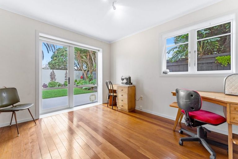 Photo of property in 1/22 Tiri Road, Milford, Auckland, 0620