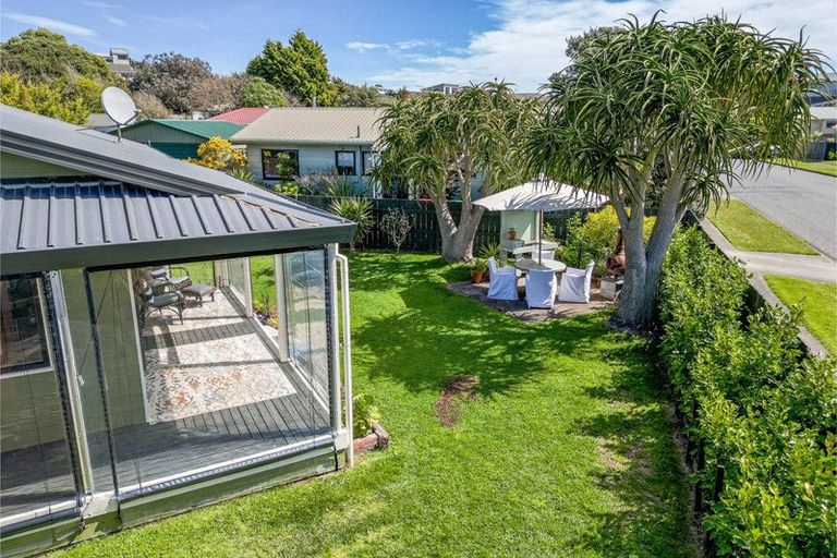 Photo of property in 88 Queens Road, Waikanae Beach, Waikanae, 5036
