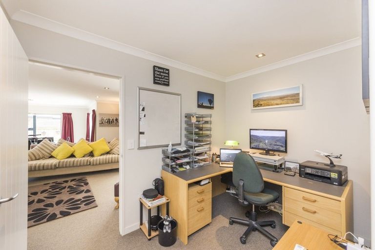 Photo of property in 29 Chestnut Close, Kelvin Grove, Palmerston North, 4414