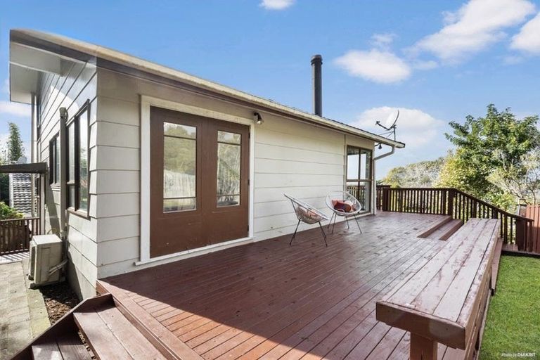 Photo of property in 2/74 Ayton Drive, Totara Vale, Auckland, 0629