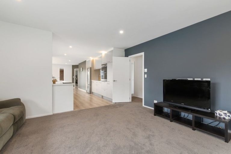 Photo of property in 33 Kingfisher Crescent, Albert Town, Wanaka, 9305