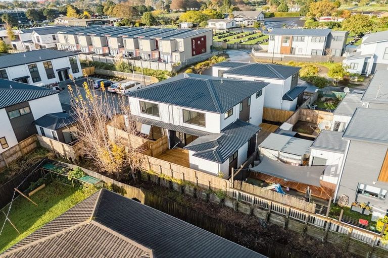 Photo of property in 2/32 Tapuwae Way, Mangere Bridge, 2022