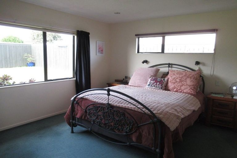 Photo of property in 37 Guildford Drive, Paraparaumu, 5032