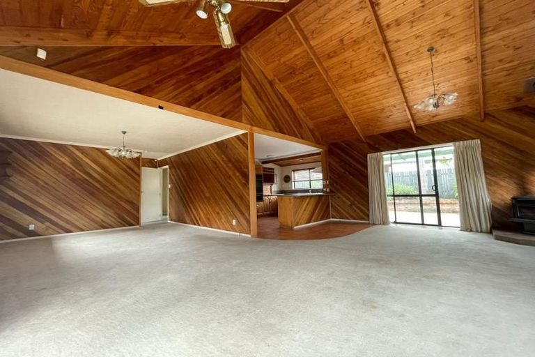 Photo of property in 14 Chablis Place, Henderson, Auckland, 0612