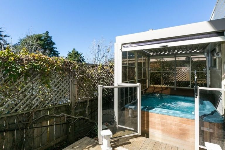 Photo of property in 12 Ormond Road, Hospital Hill, Napier, 4110