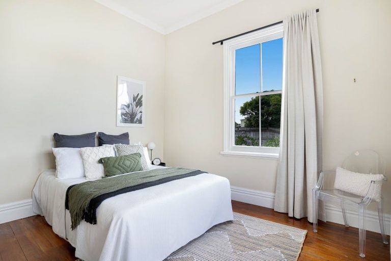 Photo of property in 100 Jellicoe Street, Martinborough, 5711