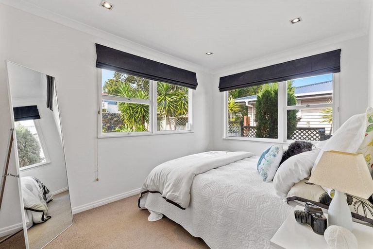 Photo of property in 16 Weatherly Road, Torbay, Auckland, 0630