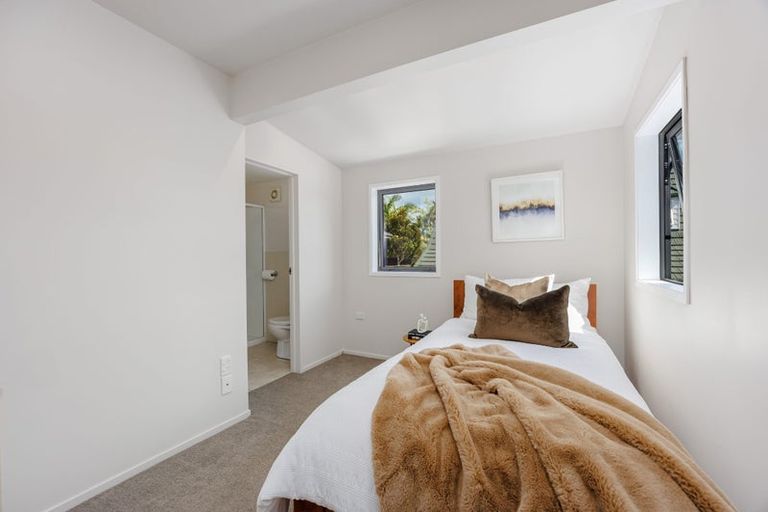 Photo of property in 1/66 Browns Bay Road, Rothesay Bay, Auckland, 0630