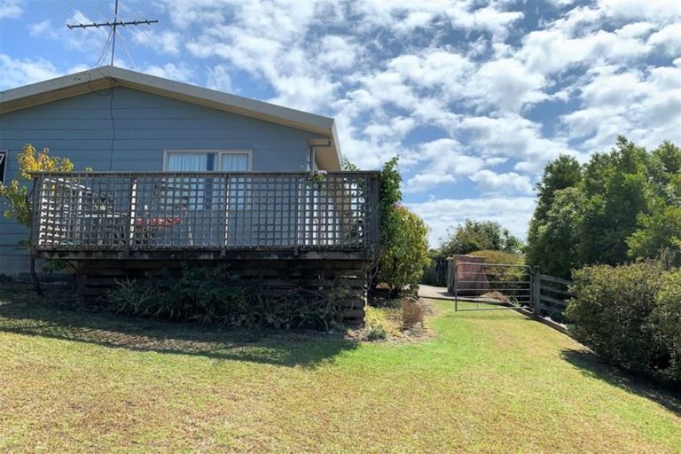 Photo of property in 1427 Whangaparaoa Road, Army Bay, Whangaparaoa, 0930