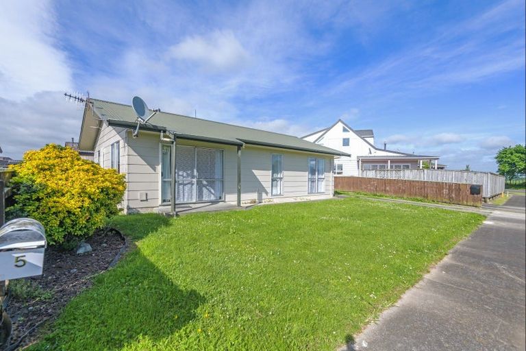 Photo of property in 15 Leander Place, Milson, Palmerston North, 4414
