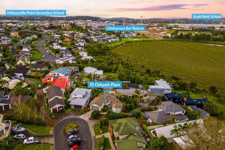 Photo of property in 35 Oakpark Place, West Harbour, Auckland, 0618