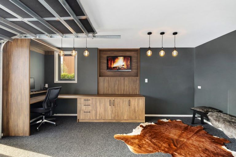 Photo of property in 31 Rannoch Drive, Jacks Point, Queenstown, 9371