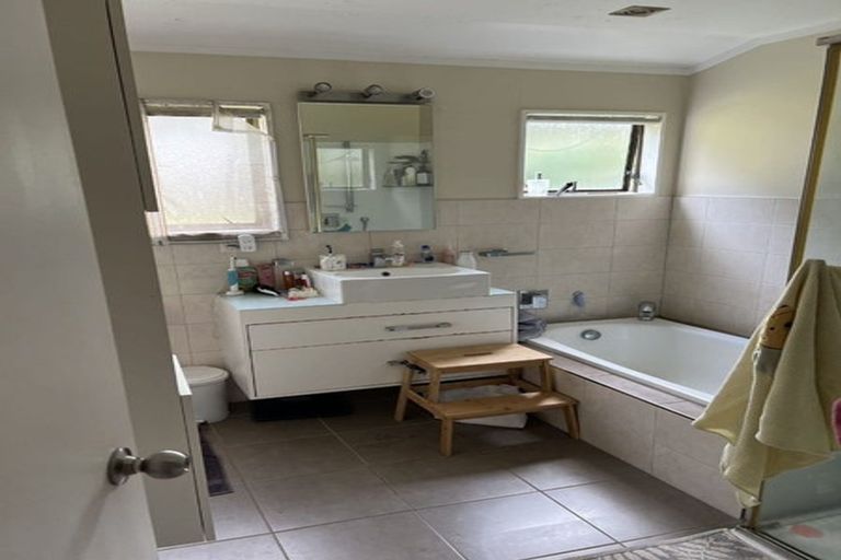 Photo of property in 12 Glenvale Place, Totara Vale, Auckland, 0629