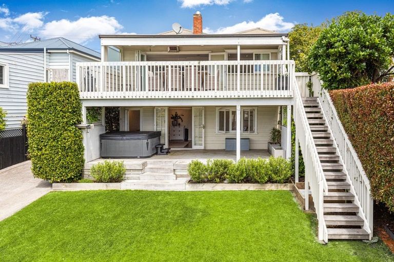 Photo of property in 100 Calliope Road, Stanley Point, Auckland, 0624