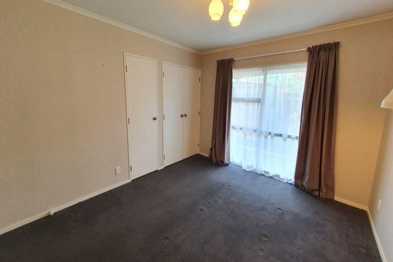 Photo of property in 2/62 Aviemore Drive, Highland Park, Auckland, 2010