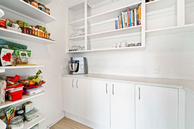 Photo of property in 70 Blakeborough Drive, Forrest Hill, Auckland, 0620