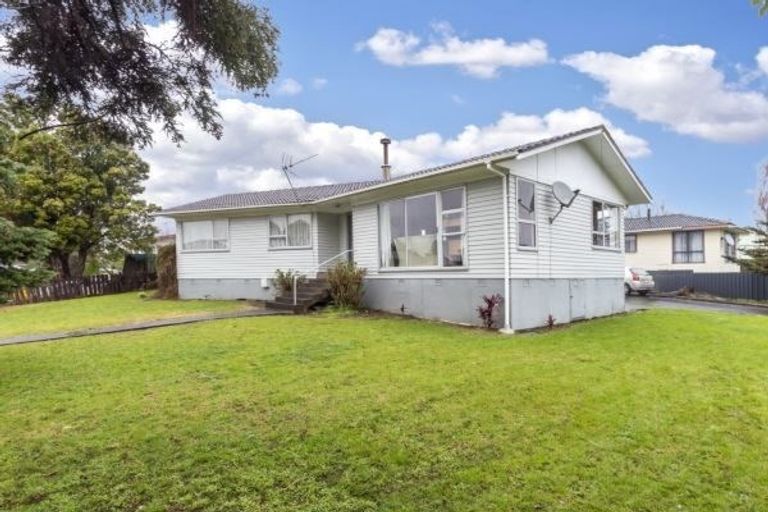 Photo of property in 2 Heyford Close, Mangere, Auckland, 2022