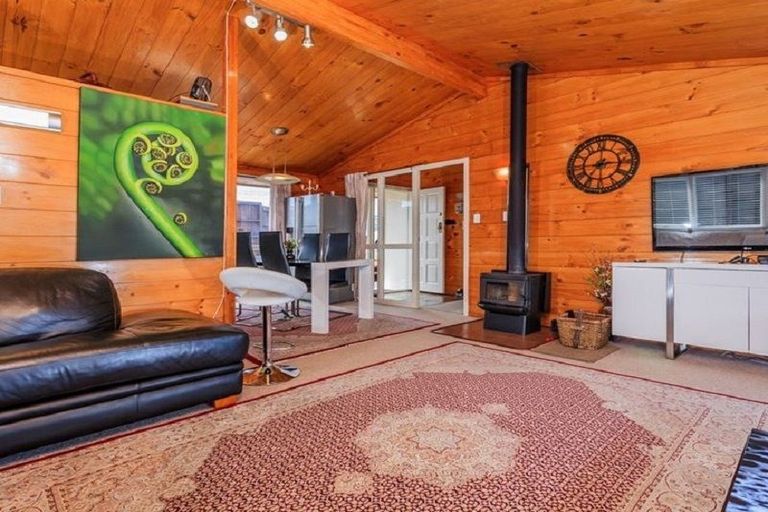 Photo of property in 60 Carlisle Road, Browns Bay, Auckland, 0630