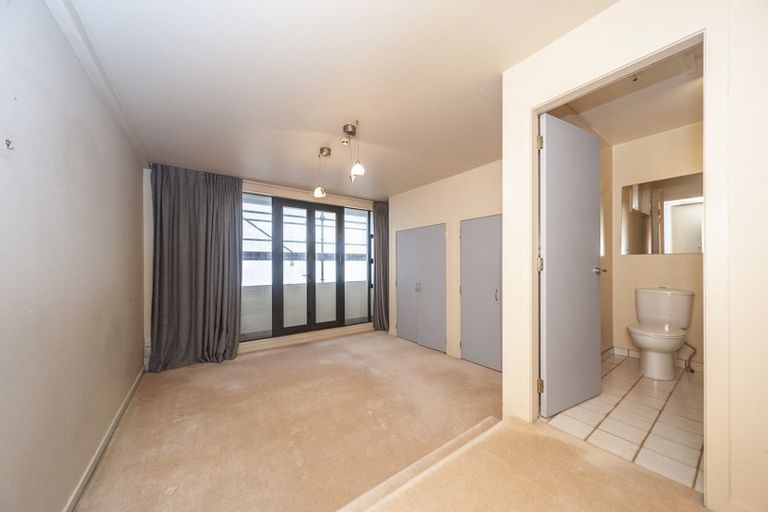 Photo of property in Endeavour Apartments, 8/125 Thorndon Quay, Pipitea, Wellington, 6011