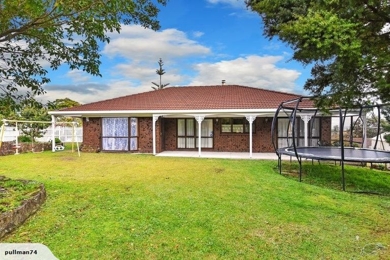 Photo of property in 1 Kingsclere Place, Goodwood Heights, Auckland, 2105