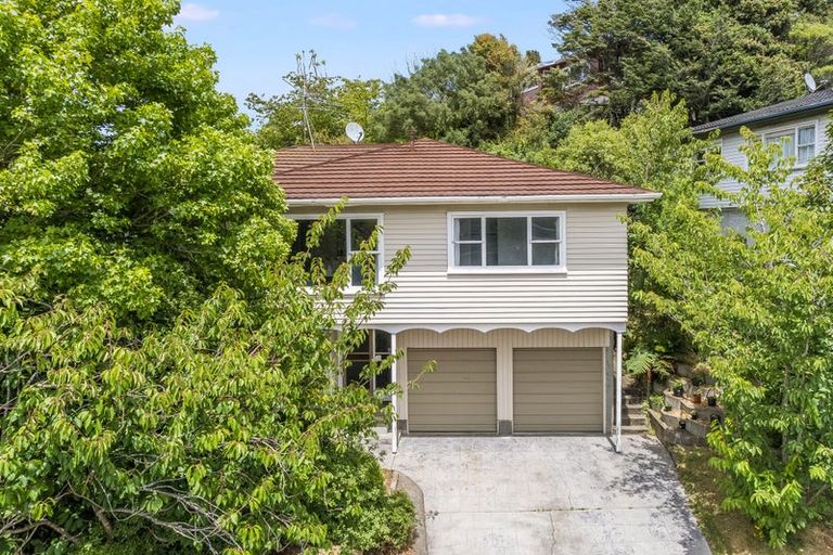 Photo of property in 5 Fyvie Avenue, Tawa, Wellington, 5028