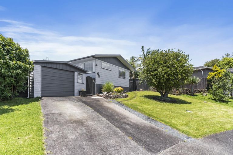 Photo of property in 61 Robbies Road, Shelly Park, Auckland, 2014
