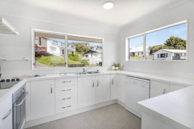 Photo of property in 5 Pimlico Place, Newlands, Wellington, 6037