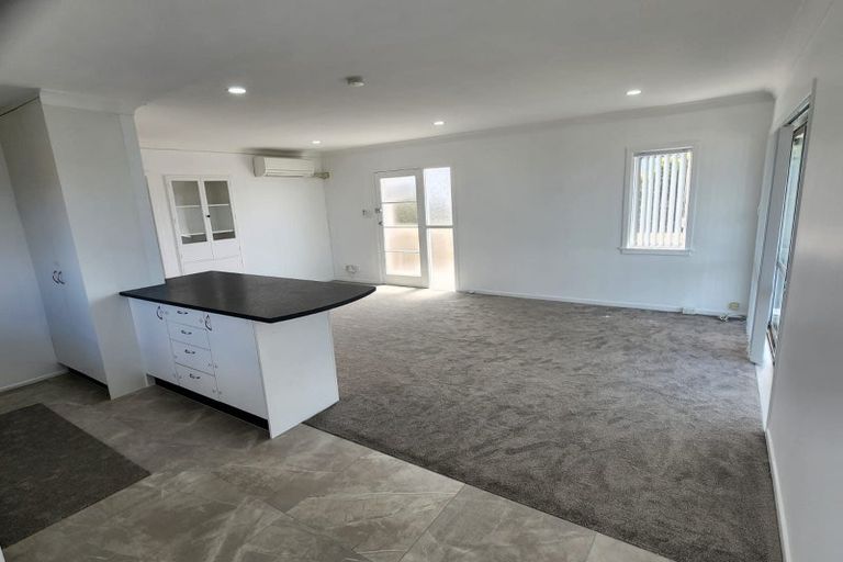 Photo of property in 623 Glenfield Road, Totara Vale, Auckland, 0629