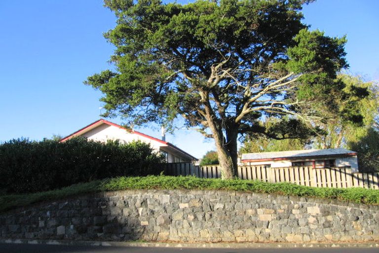 Photo of property in 1/4 De Havilland Drive, Goodwood Heights, Auckland, 2105