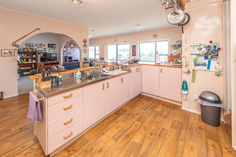 Photo of property in 13 Okiwa Terrace, Waiinu Beach, Whanganui, 4588