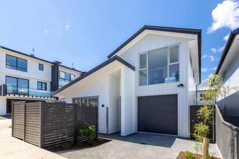 Photo of property in 10a Lyndhurst Road, Tawa, Wellington, 5028