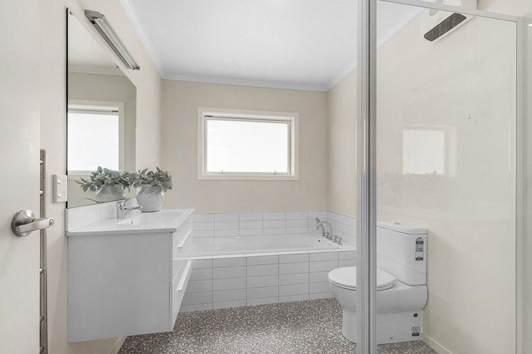 Photo of property in 60 Airlie Road, Plimmerton, Porirua, 5026