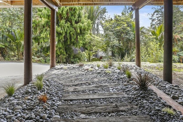 Photo of property in 406 Scenic Drive, Waiatarua, Auckland, 0612