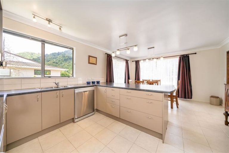 Photo of property in 30 Larchmont Grove, Totara Park, Upper Hutt, 5018