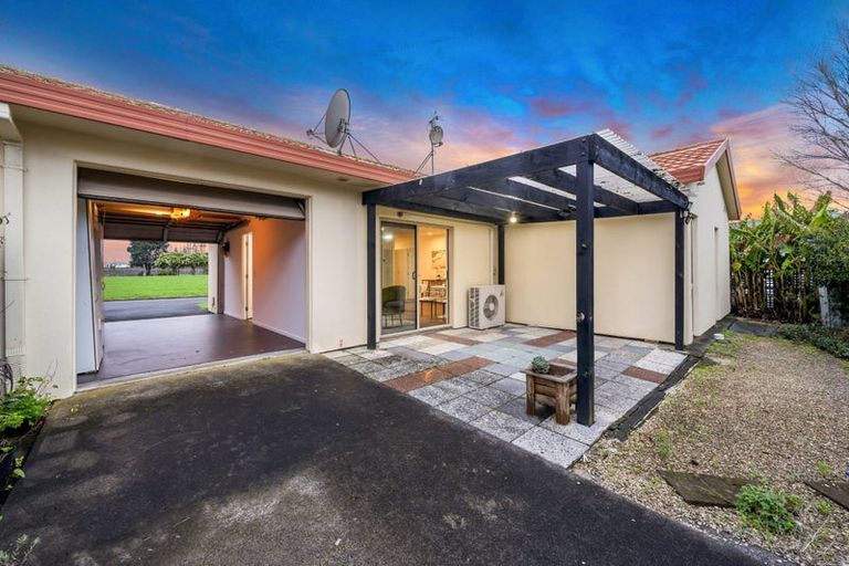 Photo of property in 2 Lockington Avenue, Henderson, Auckland, 0612