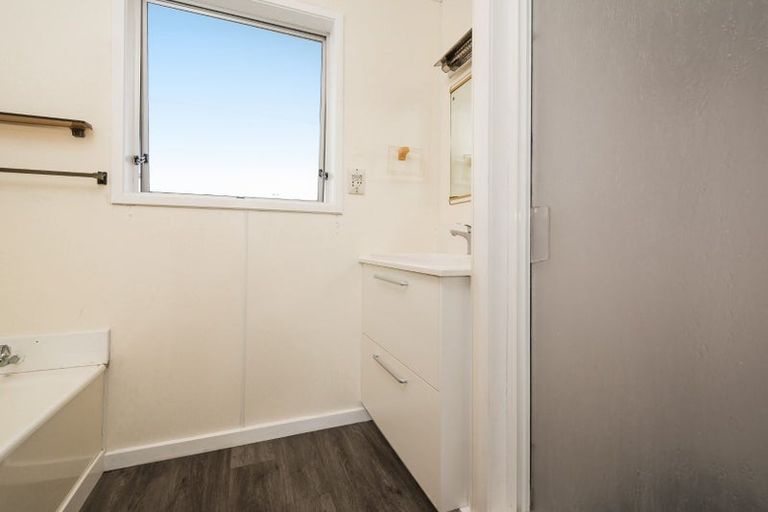 Photo of property in 52 Cockayne Crescent, Sunnynook, Auckland, 0620