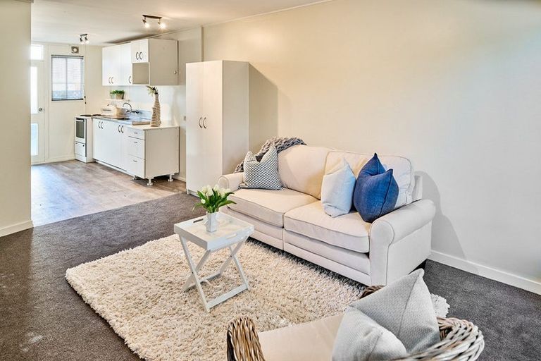 Photo of property in 2/35 Mana Esplanade, Paremata, Porirua, 5026