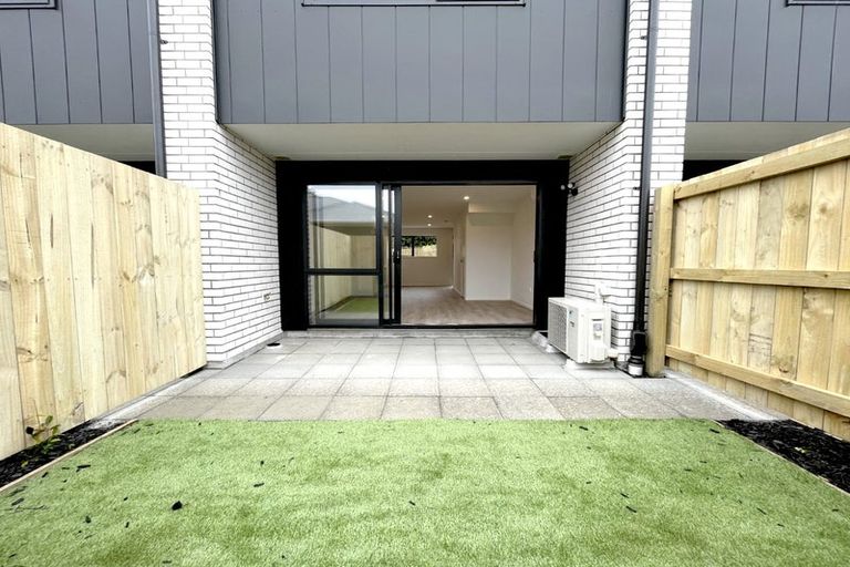 Photo of property in 4/12 Enderby Drive, Te Atatu Peninsula, Auckland, 0610