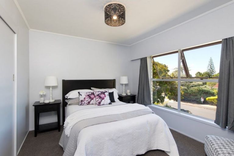 Photo of property in 2/45 Knightsbridge Drive, Forrest Hill, Auckland, 0620