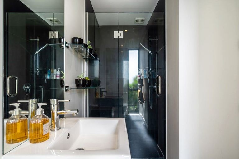 Photo of property in 15b Verran Road, Birkenhead, Auckland, 0626